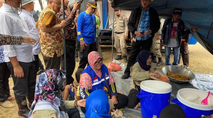 GUBERNUR BERSAMA WAKIL GUBERNUR BANTEN KUNJUNGI POSKO PENGUNGSIAN BENCANA BANJIR BANDANG DI KECAMATAN SAJIRA KABUPATEN LEBAK