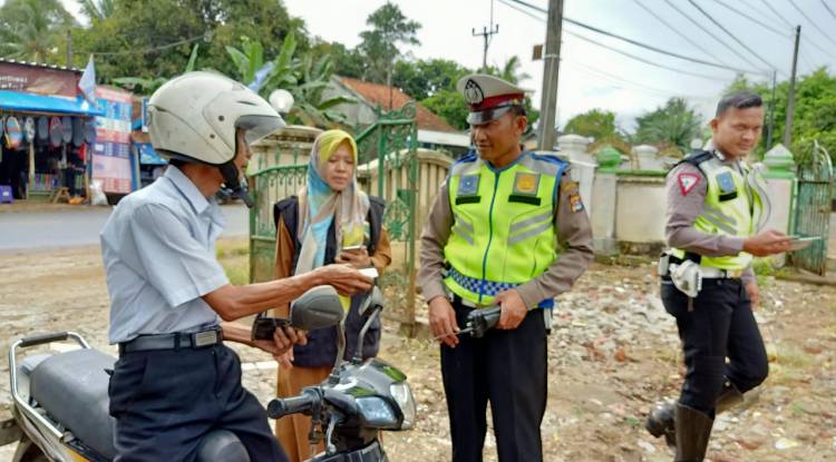 SAMSAT PANDEGLANG MENGADAKAN RAZIA KENDARAAN BERMOTOR