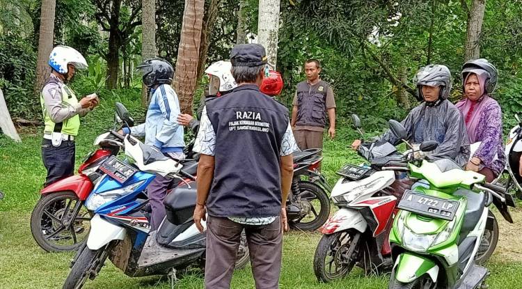 SAMSAT PANDEGLANG MENGADAKAN RAZIA KENDARAAN BERMOTOR
