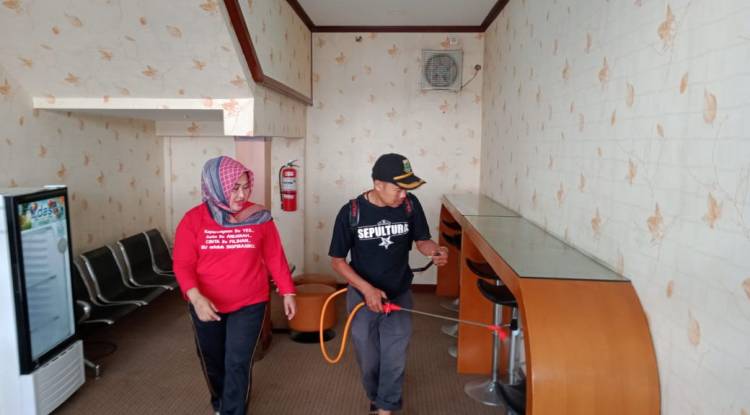 KEPALA BAPENDA PROVINSI BANTEN MELAKUKAN INTRUKSI GUBERNUR UNTUK SEGERA MELAKUKAN PENYEMPROTAN CAIRAN DESINFEKTAN SEBAGAI UPAYA PENCEGAHAN PENYEBARAN VIRUS CORONA