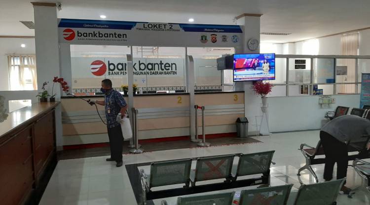 Upaya Pencegahan penyebaran Virus Corona (Covid-19) di UPTD PPD Serang dengan Penyemprotan cairan Desinfektan