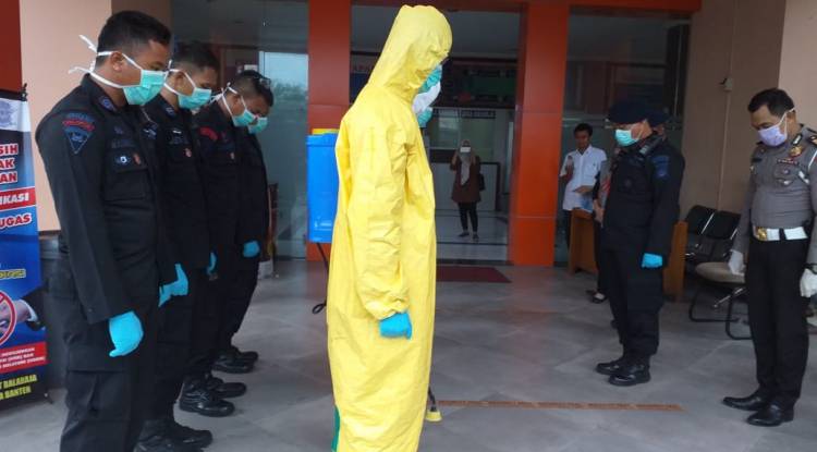 UPTD PPD BALARAJA MELAKUKAN PENYEMPROTAN CAIRAN DESINFEKTAN SEBAGAI LANGKAH ANTISIPASI PENYEBARAN VIRUS CORONA 