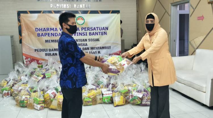 Pengurus Dharma Wanita Badan Pendapatan Daerah Provinsi Banten Salurkan 300 Paket Sembako Peduli Dampak Covid 19 dan Sambut Ramadhan 1441 Hijriah 