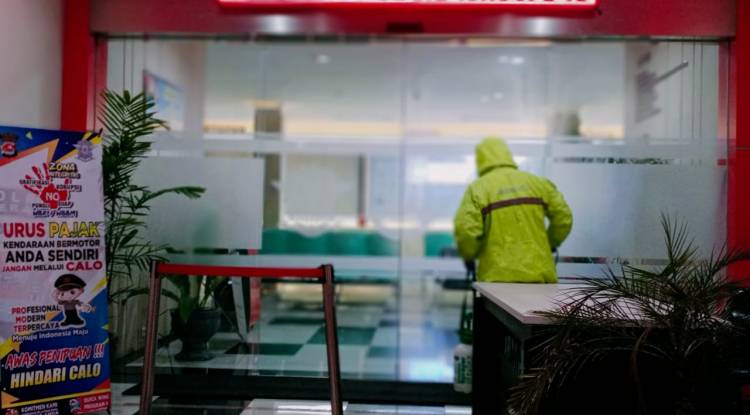 Penyemprotan Disinfektan di UPTD Pengelolaan Pendapatan Daerah Cikande