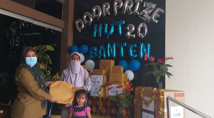 UPTD PPD Serang memberikan hadiah Door Prize kepada masyarakat yang membayar pajak