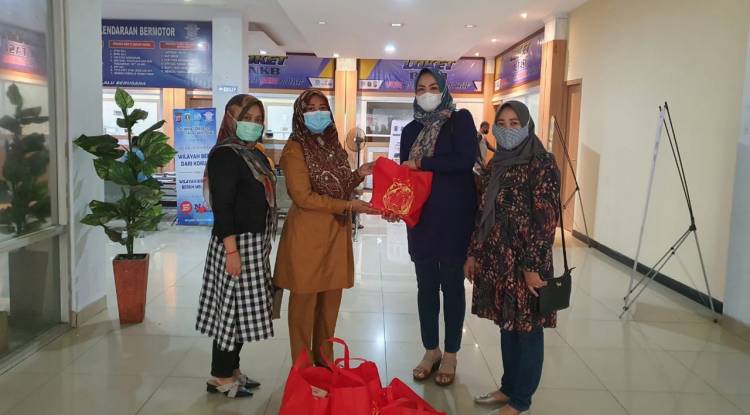 DWP Bapenda Peduli Serahkan Bantuan Kepada Pegawai Bapenda yang Terkonfirmasi Covid-19
