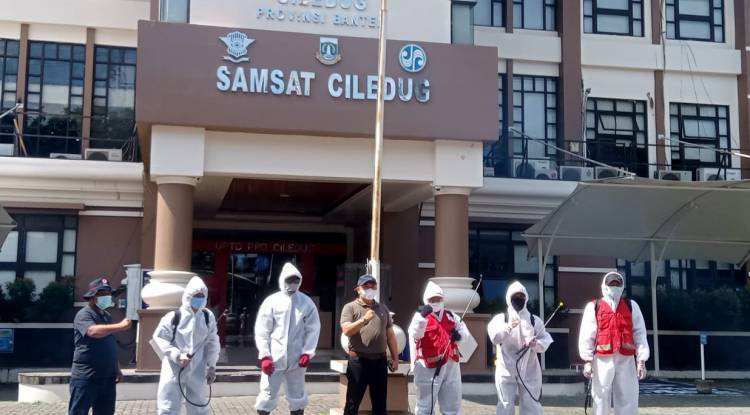 PMI Kecamatan Pinang Lakukan Penyemprotan Disinfektan di Gedung Samsat Ciledug dan Sekber SMSI Kota Tangerang