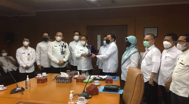 Penyerahan Plakat Bapenda Provinsi Banten dan Bapenda Kabupaten Tangerang