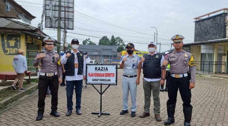Petugas Gabungan Razia Pajak Kendaraan Bermotor  di Pandeglang 