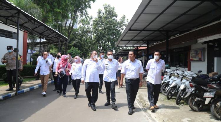 Pastikan Pelayanan Optimal, Pj Gubernur Banten Al Muktabar Tinjau Pelayanan UPT Samsat Serpong