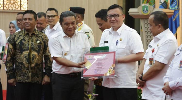 Bapenda meraih predikat Informatif pada Penganugerahaan Keterbukaan Informasi Publik