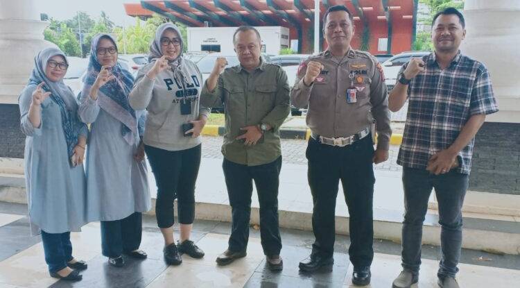 Plt. Bapenda meninjau layanan samsat pada Hari pertama menjabat