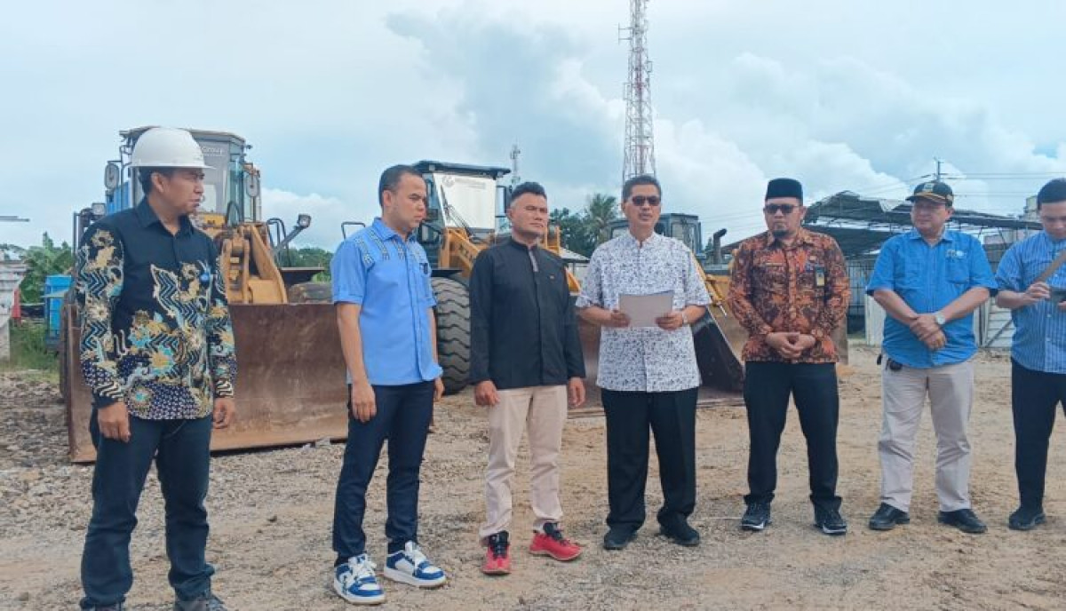 PT Dekade Prioritas Bayar Pajak Alat Berat Pertama di Samsat Cilegon, Dede Rohana Beri Contoh